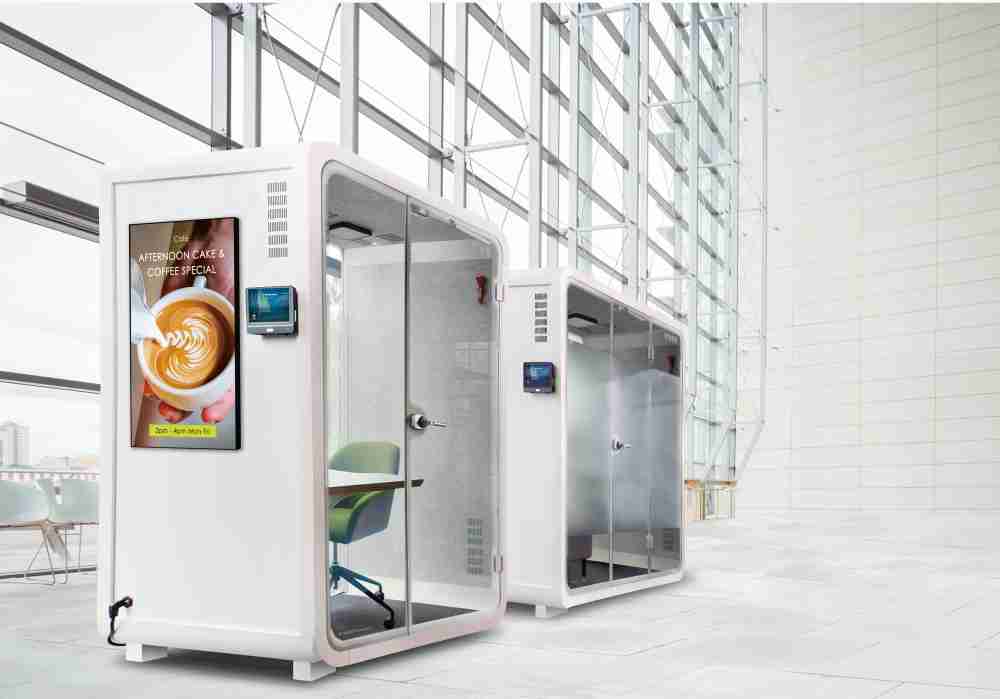 PG国际子公司达擎之智慧行动办公舱，，，，采用PDLC智能调光玻璃设计，，，透过通电与断电的电流切换，，，呈现透明与雾面效果，，具节能降耗特性并兼顾隐私，，，确保信息安全