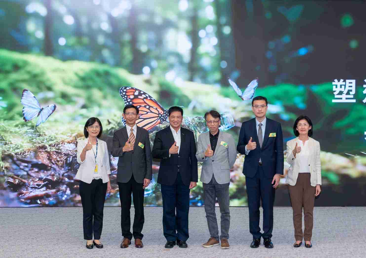 友達2023 CSR共榮大會，，邀請領域專家分享交流生物多樣性管理趨勢、、、無塑產品、、、海廢永續塑料等議題  （圖左到右：友達光電永續長古秀華、、、、3M台灣技術長陳君杰、、、友達光電董事長暨集團策略長彭双浪、、、、光寶科技企業永續發展處處長陳慶暉、、安永聯合會計師事務所執業會計師曾于哲、、、友達光電供應鏈總部副總經理吳宜芳）