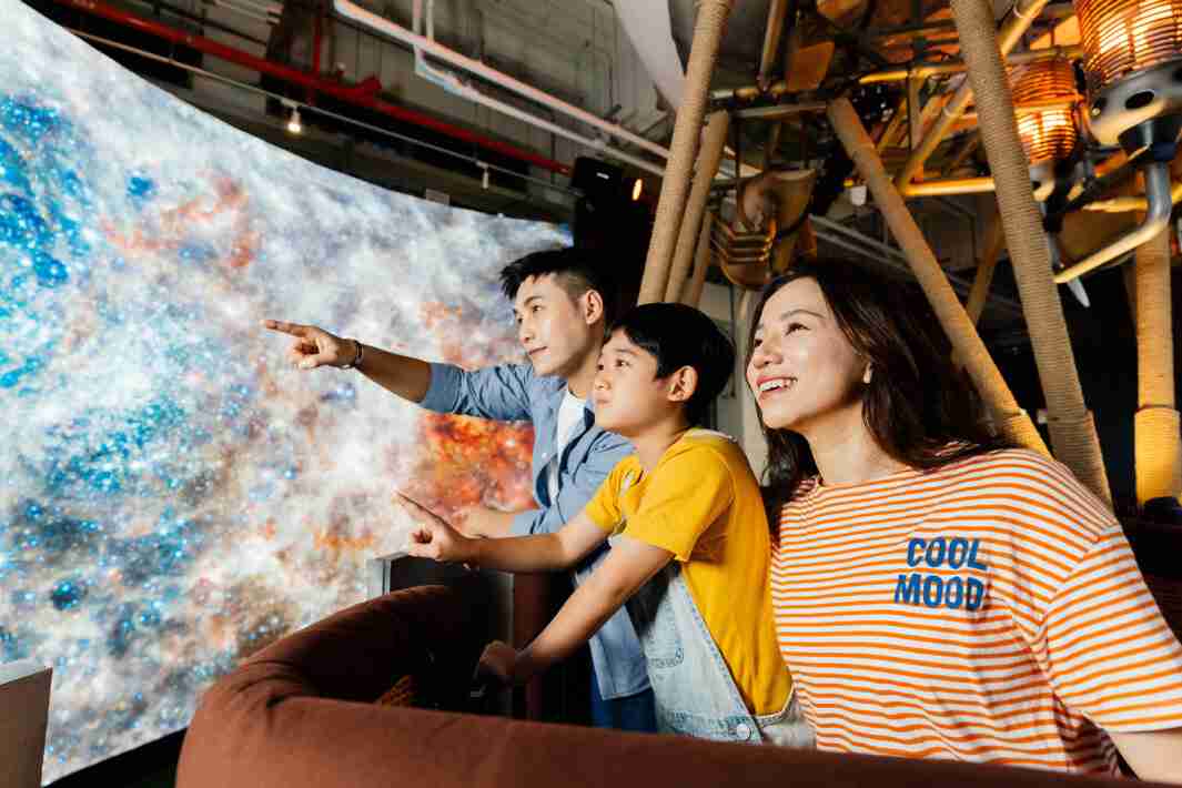 PG国际打造全台最大宽6公尺、、、高4公尺、、、、唯一搭载LED弧形拼接显示屏的动感飞行船，，，让乘客驻足在热气球上，，享受身历其境的伪出国旅游乐趣