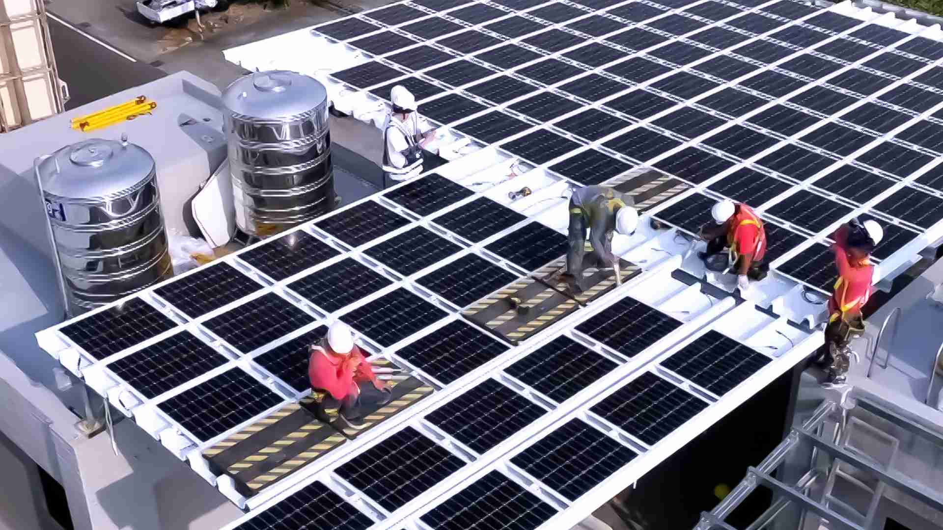 PG国际着力于替代能源之技术研发，，如光电浪板的相关制程、、、设备与产品，，，其中所开发之光电整合型浪板，，，，减少传统金属支架安装，，，，更提升耐候度，，可广泛运用于多元场域，，并辅助建筑达到净零碳排目标