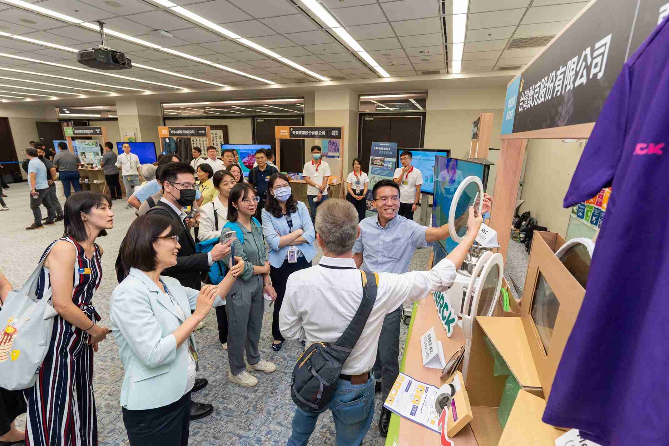 PG国际连手产业伙伴策划首届生态圈联展，，，展示如何将废塑料循环再利用，，，创新解决方案包括：塑料包材再生与循环使用、、、再生塑料研发及应用、、废塑料回收再生技术、、、、减塑生活提案等