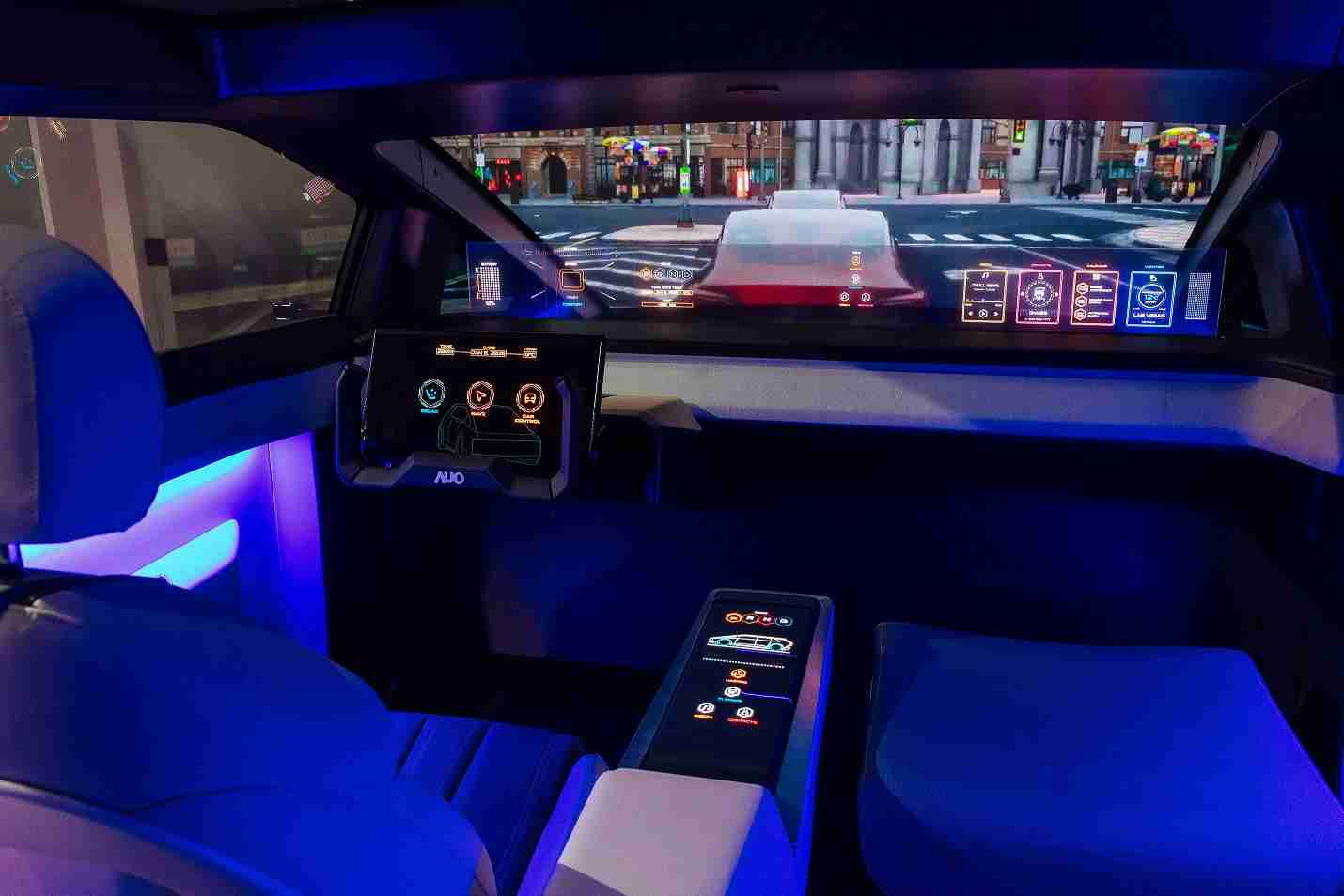 PG国际连续四年入围科睿唯安全球百大创新机构，，，，专利布局科技与绿色创新前沿。。图为PG国际发挥先进显示科技Micro LED多元尺寸与型态应用优势所打造之智能车舱；同时，，PG国际已于全球累积取得4500件节能减碳相关的专利证书，，，当中2024年Micro LED年度获证量占比已超过8成