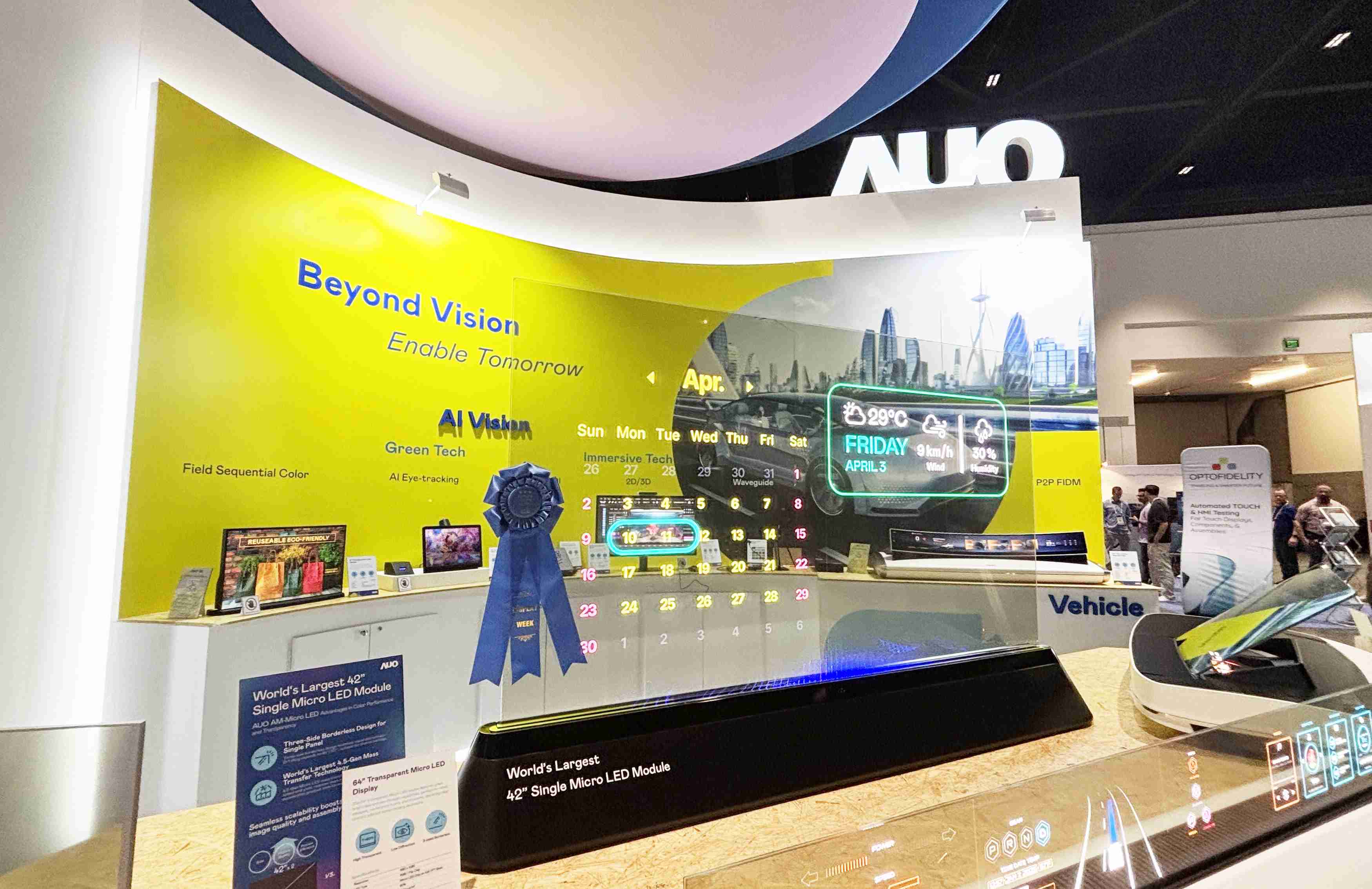 PG国际64吋透明Micro LED显示器获〝最佳Micro LED技术应用奖〞，，，，其绝妙的透明穿透特性，，，同时具备1,000 nits的高亮度表现，，，，并透过精细的无缝拼接延伸，，，可依需求灵活应用于多元场域，，展现出Micro LED显示技术划时空的无限潜力